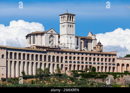 Assisi Dorf in Umbrien, Italien. Die wichtigste italienische Basilika, die dem Heiligen Franziskus geweiht ist - San Francesco. Stockfoto