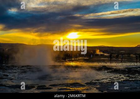 Geysir-Geysir und Sonnenaufgang (Island) Stockfoto