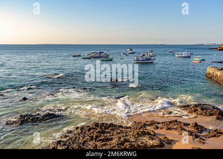 Fischerboote im Meer der All Saints Bay in Salvador Stockfoto