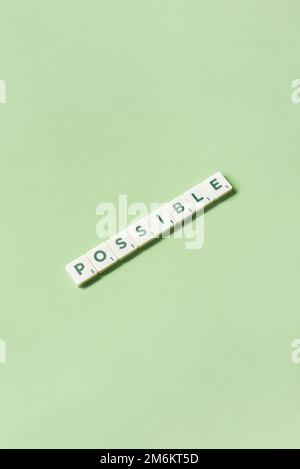 Mögliche Form von abstrangigen Blöcken auf grünem Hintergrund. Stockfoto