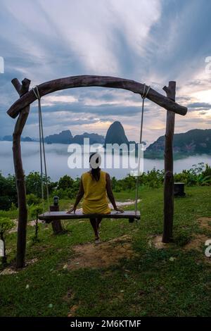 Sametnangshe, Blick auf die Berge in der Phangnga-Bucht mit Mangrovenwäldern in der andamanensee Thailand Stockfoto