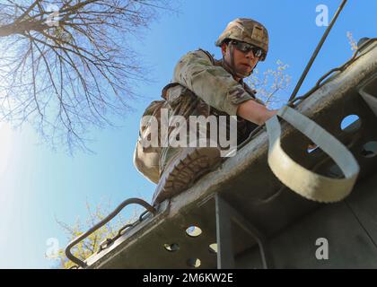 Bemowo Piskie Training Area, Orzysz, Polen - SPC. Abraham Montenegro aus Downey, Kalifornien, Teil der Zentrale, Headquarters Company, Charlie Company, 185. Infanterie Regiment, California Army National Guard, bereitet ein Infanterie-Trägerfahrzeug für den Einsatz vor einer Massenverletzten-Übung vor, April 30. Medizinische Platoons aus dem 185. Infanterie-Regiment praktizierten medizinische Ausbildung, um die Bereitschaft für reale Operationen aufrechtzuerhalten. Stockfoto