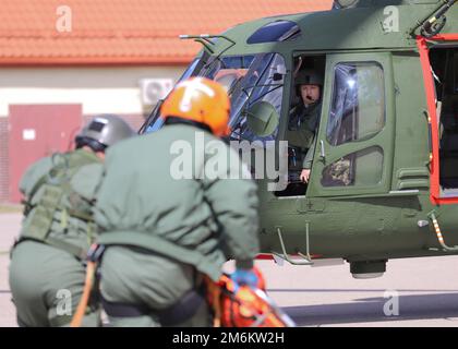 Trainingsgelände Bemowo Piskie, Orzysz, Polen – polnische Soldaten laufen zurück zu ihrem Evakuierungs-Hubschrauber, nachdem sie alle alliierten Soldaten während einer Schulungsveranstaltung für Massenunfälle am 29. April mit simulierten Verletzungen geborgen und behandelt hatten. Medizinische Platoons aus dem 185. Infanterie-Regiment arbeiteten mit den polnischen Streitkräften zusammen, um medizinische Ausbildung zu praktizieren, um die Bereitschaft für reale Operationen aufrechtzuerhalten. Stockfoto