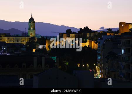 Abendlicher Blick auf die Kathedrale von Malaga und Alcazaba, Malaga, Andalusien, Spanien, Europa Stockfoto