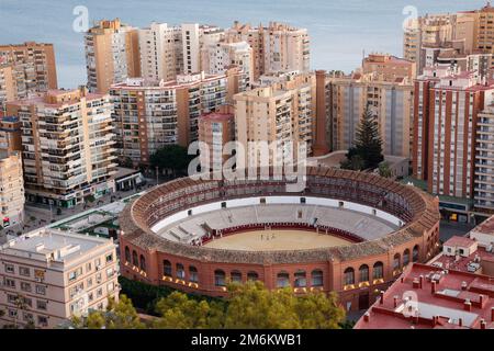 Erhöhte Aussicht auf die Stierkampfarena La Malagueta in Malaga, Andalusien, Spanien, Europa. Stockfoto