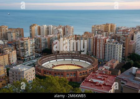 Erhöhte Aussicht auf die Stierkampfarena La Malagueta in Malaga, Andalusien, Spanien, Europa. Stockfoto