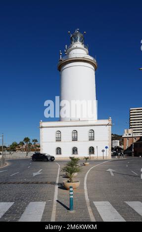 Leuchtturm an der Hafenpromenade Muelleuno, Malaga, Spanien, Andalusien, Europa. Stockfoto