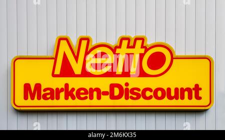 Werbung und Firmenzeichen des Discount Store Netto Stockfoto