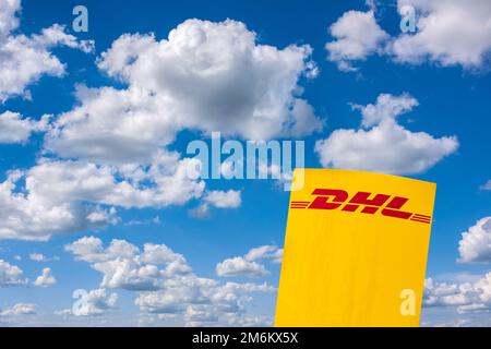 Werbung und Firmenschild der Firma DHL Stockfoto