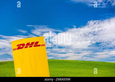 Werbung und Firmenschild der Firma DHL Stockfoto