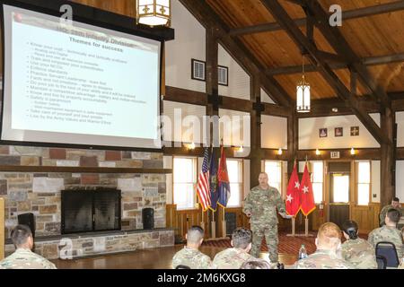 Brigg. General Jeffrey Heasley spricht über Erfolgsthemen für die Leutnants, die kürzlich während der 28. Infanterie Division Iron Lieutenant Leadership Orientation in Fort Indiantown Gap am 30. April in die 28. Iron Division eingetreten sind. Stockfoto