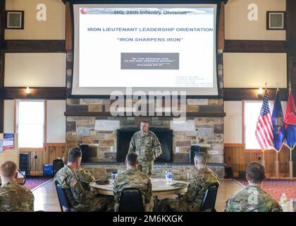 Generalmajor Mark McCormack, kommandierender General der 28. Infanterieabteilung, erläutert den Leutnants die Geschichte der eisernen Division, den Standard für Leistung und Professionalität und seinen Wunsch, den Ruf der 28ID in diesem Land und auf der ganzen Welt zu erhalten. Er sprach auch über den Wert, den das Kommando den Soldaten der Keystone Division bei der Iron Lieutenant Leadership Orientation 28ID in Fort Indiantown Gap am 30. April beimisst. Stockfoto