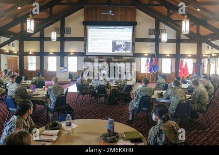 Major William Dunn, Chef der Militärjustiz für die 28ID, erklärte während der 28. Infanterie Division Iron Lieutenant Leadership Orientation in Fort Indiantown Gap, April 30, Die Bedeutung der Wahrnehmung und die Wichtigkeit, über die Militärpolitik und -Vorschriften auf dem Laufenden zu bleiben und was es bedeutet, ein Profi in einer Führungsposition zu sein. „Sie müssen diese angemessene Professionalität wahren, um sich entsprechend von bestimmten Umständen oder Situationen zu trennen. Seien Sie sich der Führungsposition bewusst, die Sie innehaben, und wissen Sie, wie sie auf diejenigen projiziert wird, die dank Ihrer zu Ihnen aufblicken Stockfoto