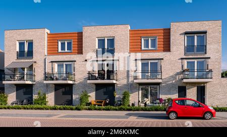 Niederländisches Vorstadtgebiet mit modernen Familienhäusern, neu gebauten modernen Familienhäusern in den Niederlanden Stockfoto
