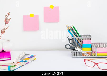 Aufgeräumter Arbeitsbereich, Schreibtischgeräte, Smart Office-Anordnung, Lerntisch, Notizen Machen, Frische Raumdesigns, Org Stockfoto