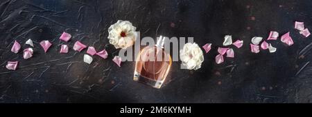 Panorama mit Rosenduft. Duftsprühflasche mit Blumenduft, oben flach liegend Stockfoto