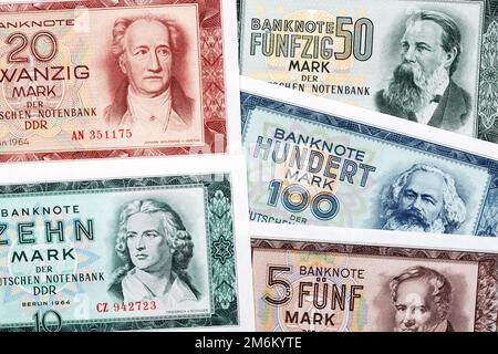 Altes Geld aus Ostdeutschland, ein Hintergrund Stockfoto
