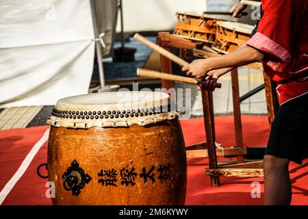 Bilder von Kindern, die den Taiko getroffen Stockfoto