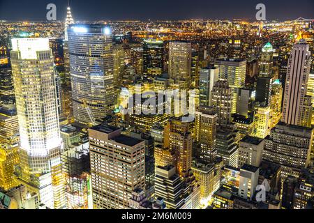 Blick auf die Innenstadt von der Spitze des Felsens aus gesehen (Aussichtsplattform Am Rockefeller Center) Stockfoto