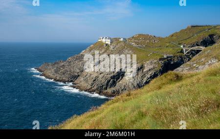 Mizen Head Signal Station Leuchtturm mit dramatischer felsiger Küste im Atlantik. County Cork, Irland. Stockfoto