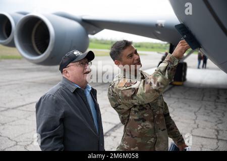 Pensionierter Senior Master Sgt. Jack Barnes, Senior Master Sgt. Paul Foster, 154. Flugzeuginstandhaltungstrupp, untersuchen einen historischen KC-135R Stratotanker am 30. April 2022 nach seinem letzten Flug auf dem Wright-Patterson Air Force Base, Ohio. Barnes wurde drei Jahre lang demselben Flugzeug zugeteilt und unterstützte 1967 seine hochrangigste Mission. Der Stratotanker, Nummer 60-0329, wurde in das National Museum of the U.S. aufgenommen Air Force nach mehr als 60 Jahren operativer Laufbahn. Stockfoto