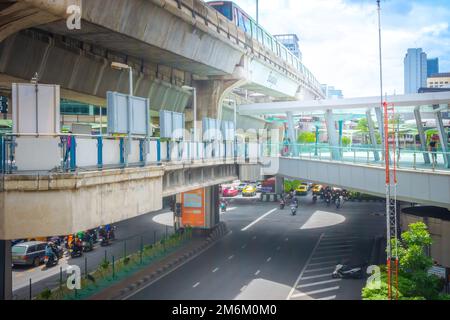 Bangkok, Thailand - 17. August 2022: Ein Außenblick auf Siam Discovery mit BTS Sky Train vorbei. Siam Discovery ist eines von Bangkoks wichtigsten Einkaufsvierteln Stockfoto