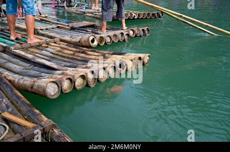 Nahaufnahme von Bambusflößen auf einem tropischen Fluss Stockfoto