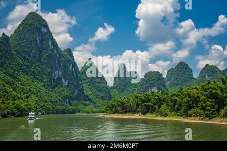 Touristenboot, das auf einem Li Fluss in China segelt Stockfoto