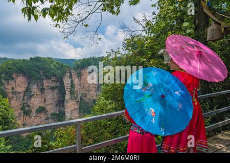 Frauen mit Schirm aus der Sicht der Himmlischen Säule Stockfoto