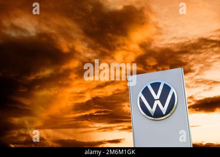 Werbung und Firmenzeichen des Unternehmens VW Volkswagen Stockfoto