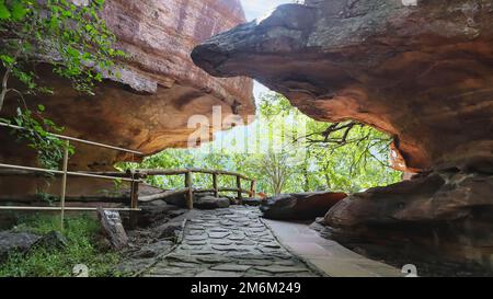 Blick auf Bhimbetka Rock Shelters, Weltkulturerbe, Raisen, Madhya Pradesh, Indien. Stockfoto