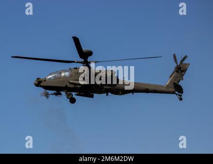 Ein AH-64 Apache feuert während der Proben der Operation ThunderStrike im Rahmen des Sullivan Cup in Fort Benning, Georgia, 30. April 2022 Kugeln ab. Der Sullivan Cup ist ein zweijähriger Wettbewerb, bei dem die besten Panzermannschaften aus der Rüstungsabteilung, den USA, getestet werden Marinekorps und internationale Partner. Stockfoto