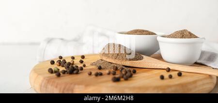 Brett mit schwarzem Pfefferpulver auf dem Lichttisch Stockfoto