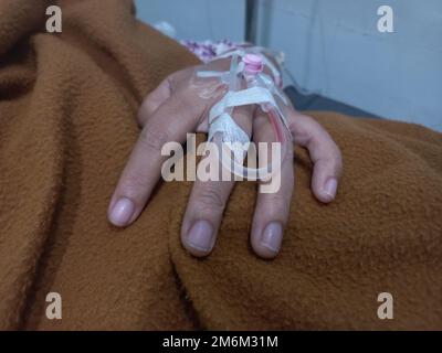Nehmen Sie die Hand mit einer Spritzeninfusion zu Stockfoto