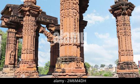 Atha Kamba Tempel oder Acht-Säulen-Tempel, kunstvoll verzierter antiker Shiva Tempel aus dem 9. Bis 10. Jahrhundert. Es besteht aus acht Sandsteinsäulen, die sich befinden Stockfoto