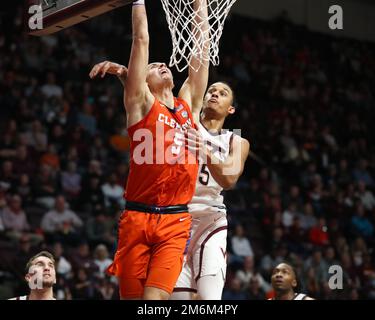 4. Januar 2023: Clemson Tigers Forward Hunter Tyson (5) taucht den Ball während des NCAA-Basketballspiels zwischen den Clemson Tigers und den Virginia Tech Hokies im Cassell Coliseum in Blacksburg, Virginia, ein. Greg Atkins/CSM Stockfoto