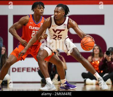 4. Januar 2023: Virginia Tech Hokies Forward Justyn Mutts (25) unterstützt Clemson Tigers Forward RJ Godfrey (22) während des NCAA Basketballspiels zwischen den Clemson Tigers und den Virginia Tech Hokies im Cassell Coliseum in Blacksburg, Virginia. Greg Atkins/CSM Stockfoto