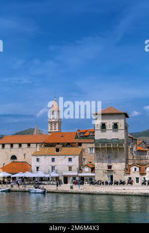 Häuser an der Böschung, Trogir, Kroatien Stockfoto