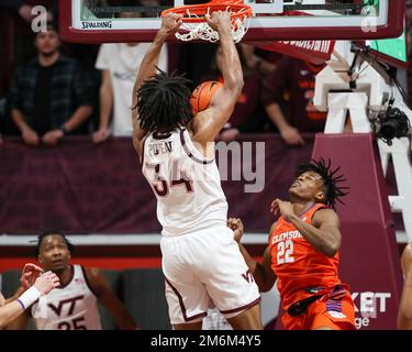 4. Januar 2023: Virginia Tech Hokies Forward Mylyjael Poteat (34) taucht den Ball über Clemson Tigers Forward RJ Godfrey (22) während des NCAA-Basketballspiels zwischen den Clemson Tigers und den Virginia Tech Hokies im Cassell Coliseum in Blacksburg, Virginia. Greg Atkins/CSM Stockfoto