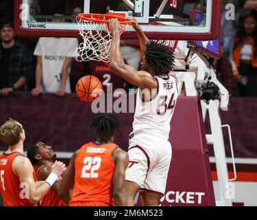 4. Januar 2023: Virginia Tech Hokies Forward Mylyjael Poteat (34) verdunkelt den Ball während des NCAA Basketballspiels zwischen den Clemson Tigers und den Virginia Tech Hokies im Cassell Coliseum in Blacksburg, Virginia. Greg Atkins/CSM Stockfoto