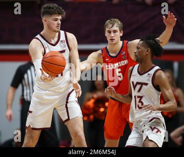 4. Januar 2023: Virginia Tech Hokies Forward Grant Basile (21) gibt sich ab, um Darius Maddox (13) während des NCAA-Basketballspiels zwischen den Clemson Tigers und den Virginia Tech Hokies im Cassell Coliseum in Blacksburg, Virginia, zu beschützen. Greg Atkins/CSM Stockfoto