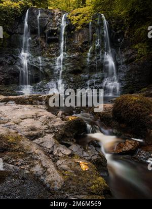 Blick auf den Wasserfall ESS-Na-Crub im Naturschutzgebiet Glenariff Stockfoto