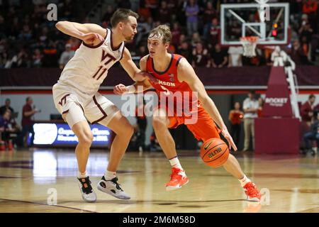 4. Januar 2023: Clemson Tigers Forward Hunter Tyson (5) fährt auf Virginia Tech Hokies Forward John Camden (11) während des NCAA-Basketballspiels zwischen den Clemson Tigers und den Virginia Tech Hokies im Cassell Coliseum in Blacksburg, Virginia. Greg Atkins/CSM Stockfoto