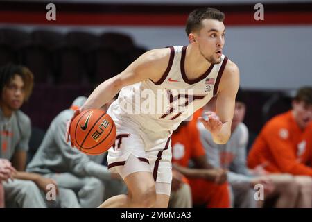 4. Januar 2023: Virginia Tech Hokies Forward John Camden (11) fährt während des NCAA-Basketballspiels zwischen den Clemson Tigers und den Virginia Tech Hokies im Cassell Coliseum in Blacksburg, Virginia. Greg Atkins/CSM Stockfoto