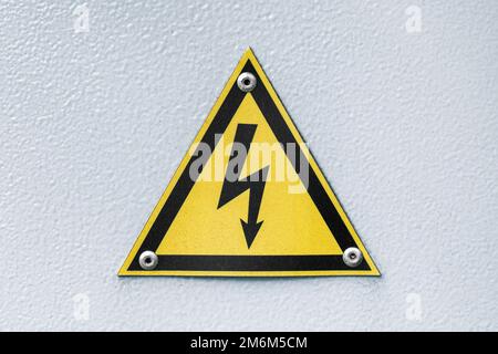 Dreieckiges gelbes Zeichen für gefährliche elektrische Spannung Stockfoto