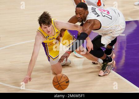 Los Angeles, Kalifornien, USA. 4. Januar 2023, Los Angeles, Kalifornien, USA: Los Angeles Lakers Guard Austin Reaves (15) ein dMiami Heat Center Bam Adebayo (13) kämpft während eines NBA-Basketballspiels am Mittwoch, den 4. Januar 2023 in Los Angeles um den Ball. (Kreditbild: © Ringo Chiu/ZUMA Press Wire) Kredit: ZUMA Press, Inc./Alamy Live News Stockfoto