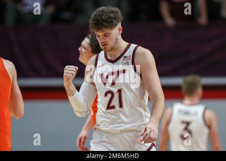 4. Januar 2023: Virginia Tech Hokies Forward Grant Basile (21) feiert während des NCAA-Basketballspiels zwischen den Clemson Tigers und den Virginia Tech Hokies im Cassell Coliseum in Blacksburg, Virginia. Greg Atkins/CSM Stockfoto