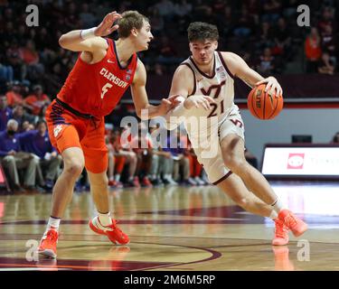 4. Januar 2023: Virginia Tech Hokies Forward Grant Basile (21) fährt auf Clemson Tigers Forward Hunter Tyson (5) während des NCAA-Basketballspiels zwischen den Clemson Tigers und den Virginia Tech Hokies im Cassell Coliseum in Blacksburg, Virginia. Greg Atkins/CSM Stockfoto