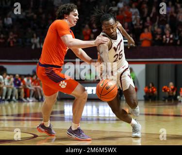 4. Januar 2023: Virginia Tech Hokies Forward Justyn Mutts (25) fährt auf Clemson Tigers Forward Ian Schieffelin (4) während des NCAA-Basketballspiels zwischen den Clemson Tigers und den Virginia Tech Hokies im Cassell Coliseum in Blacksburg, Virginia. Greg Atkins/CSM Stockfoto