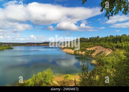 Am Ufer des Pugarevsky-Steinbruchs. Sommerlandschaft. Region Leningrad. Wsevoloschsk. Stockfoto